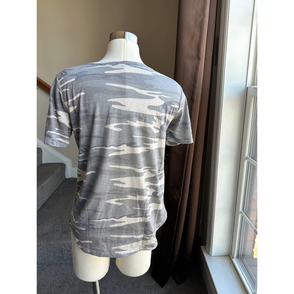 Camo t-shirt, size medium - Picture 4 of 6